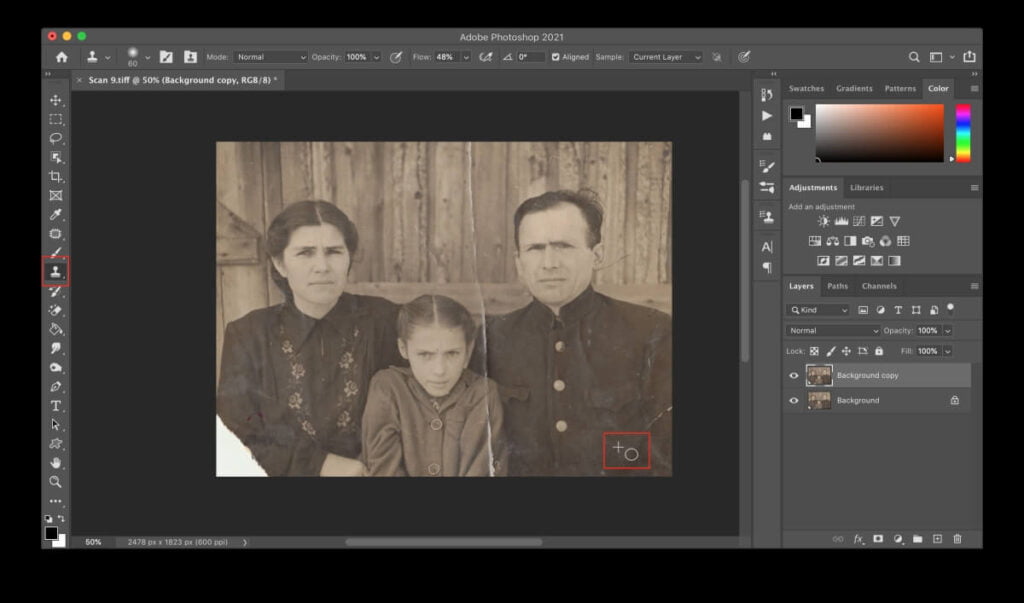 Photoshop のクローン スタンプ ツールを使用して古い写真を復元する