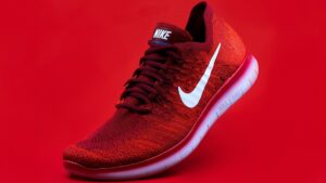 ein roter Nike-Schuh vor rotem Hintergrund