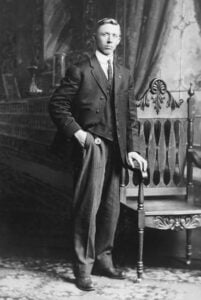 un hombre de aspecto severo en una fotografía en blanco y negro