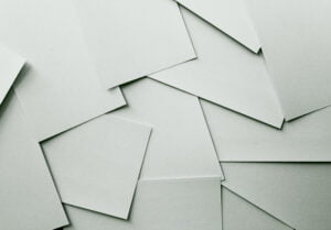una pila de páginas de papel superpuestas de diferentes tamaños