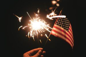 amerikanische Flagge und Wunderkerze in der Nacht