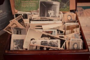 incontri vecchie fotografie in una scatola di legno