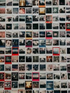 parete fotografica che mostra un grande collage di foto polaroid
