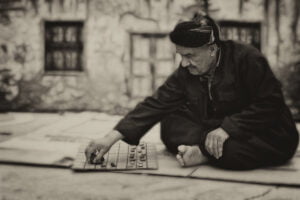 uma velha fotografia sépia de um homem jogando um jogo de tabuleiro
