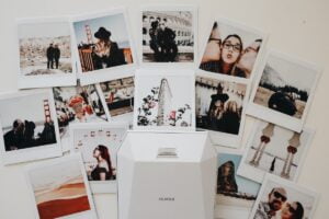 Eine Sammlung von Polaroidfotos mit einer Fujifilm-Polaroidkamera