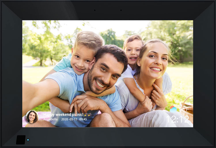 Digitaler Fotorahmen mit einer lächelnden Familie