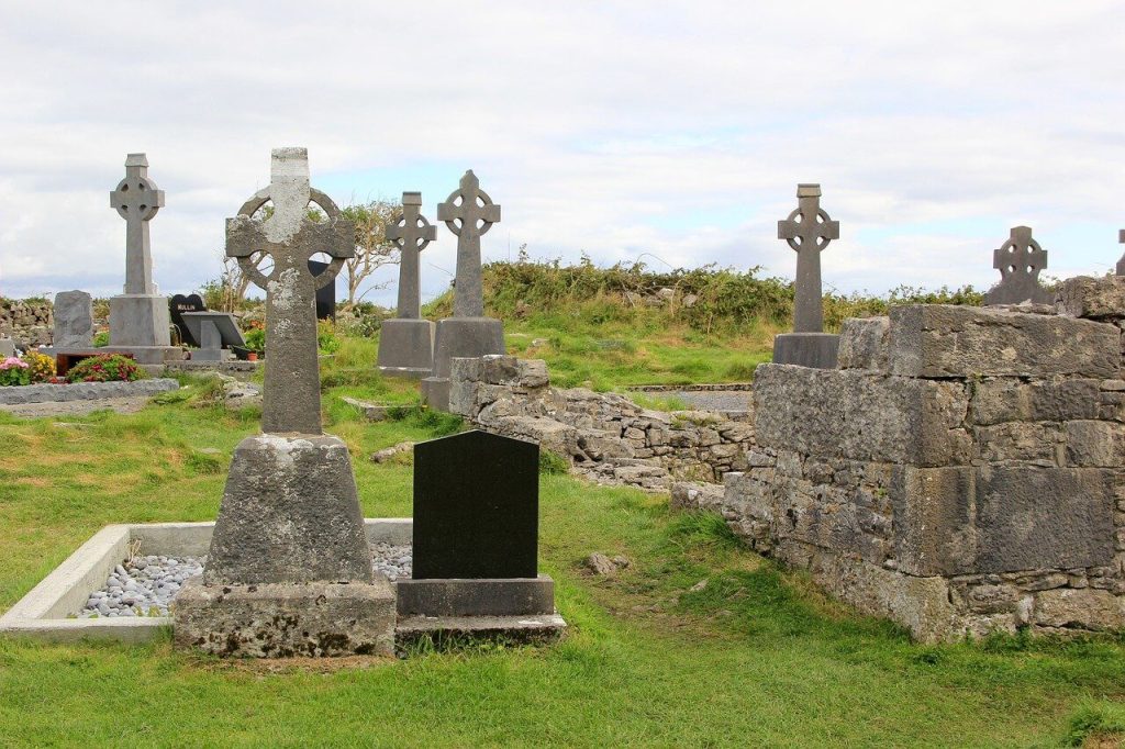 ケルト人の墓地の墓地の十字架