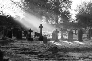 limpiar lápidas en un cementerio