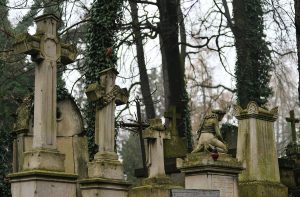Imagem de lápides antigas em um cemitério