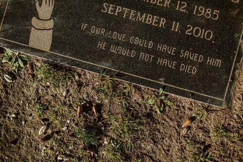 Grabstein aus schwarzem Marmor mit eingravierter Gravur: Wenn unsere Liebe ihn hätte retten können, wäre er nicht gestorben