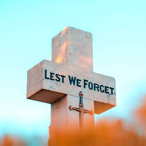 Kreuzgrabstein mit der Gravur „Lest We Forget“.
