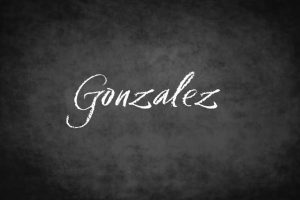 Der Nachname von Gonzalez steht auf einer Tafel.