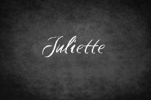 Der Nachname Juliette steht auf einer Tafel.