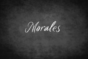 Le nom de famille Morales écrit sur un tableau.
