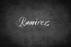Il cognome Ramirez scritto su una lavagna.